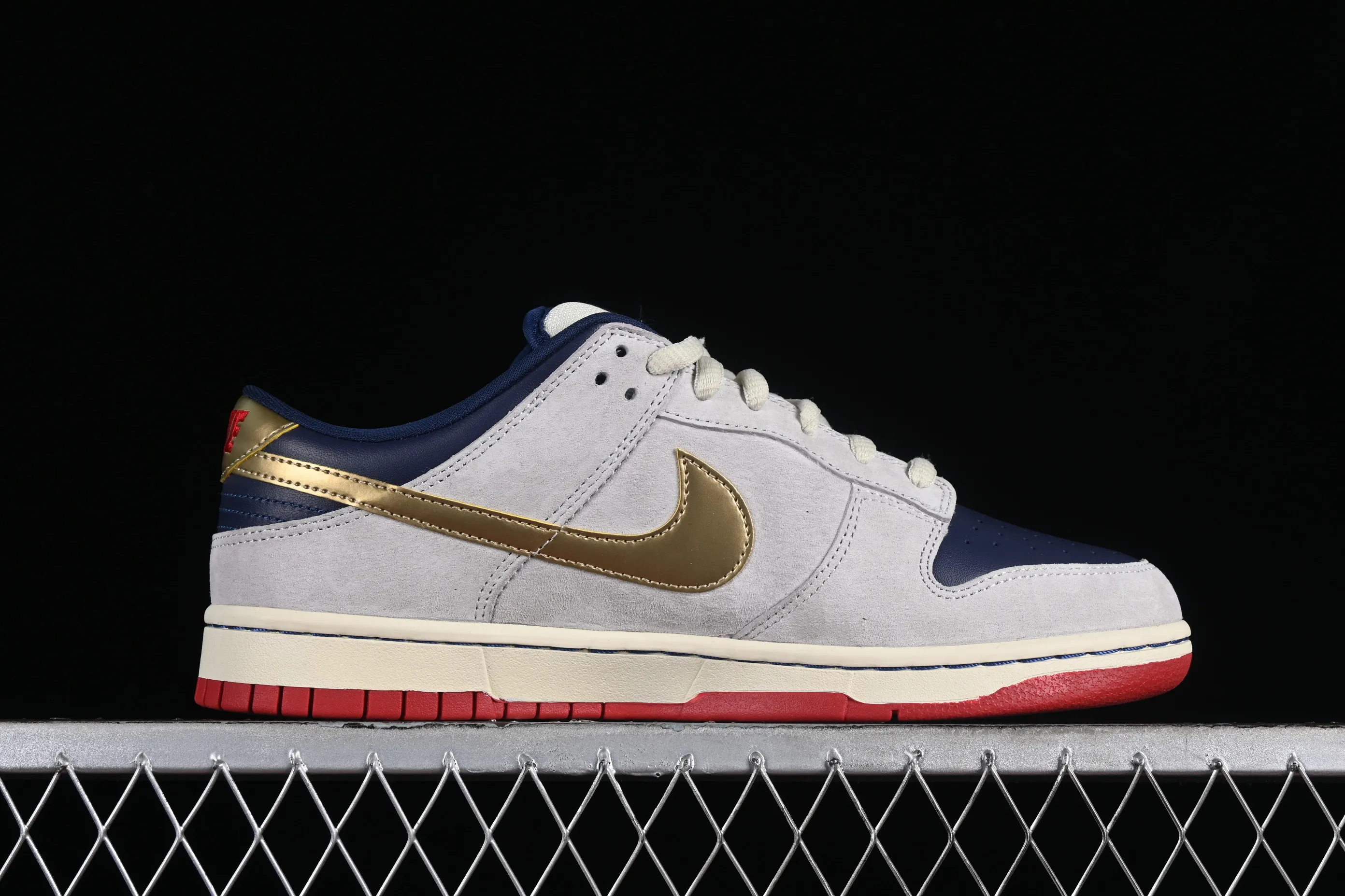 All Categories Nk SB Dunk Series Nk SB Dunk Low Low-top sneakers Foreign trade version Nk Dunk Low Rro "Old Spice" White, blue and gold SB low-top sports and leisure sneakers 304292-272